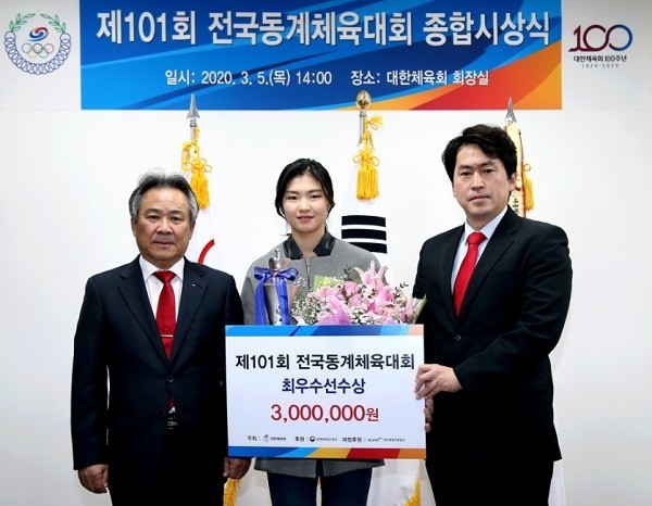 이기흥 대한체육회장, 심석희 선수, 정희돈 체육기자연맹 회장(왼쪽부터) [출처-연합뉴스]