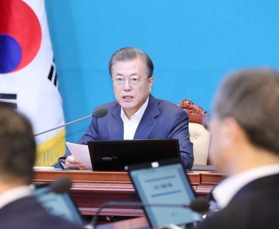 문재인 대통령이 9일 오후 청와대에서 수석·보좌관 회의를 주재하고 있다[출처=연합뉴스]