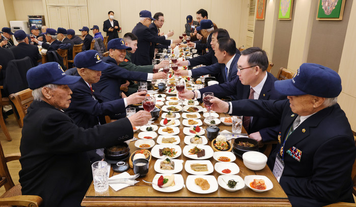 우리 농산물로 만든 보훈밥상 맛보는 참전유공자