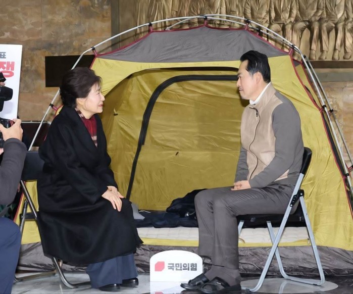 [현장] 박근혜 전 대통령이 국회 단식 현장 찾아 장동혁에 '단식중단' 이끌어 내다 !!