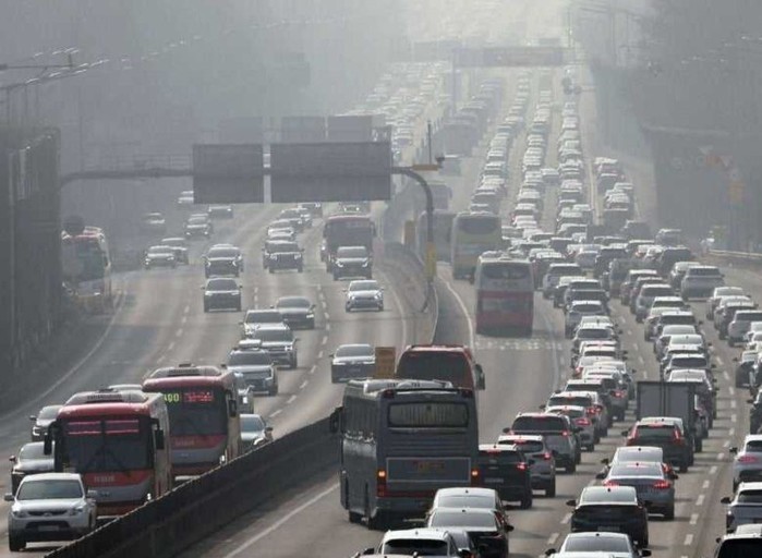 설 명절 전날 고속도로 정체...16일 차량 505만대 이동 예상