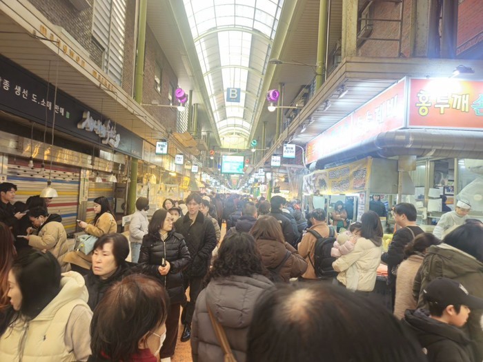 16일 서울 망원시장.. 발 디딜 틈 없어도 마음은 훈훈