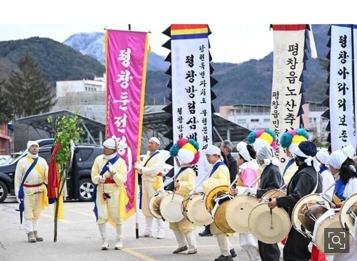 "문(門)을 여시오, 복(福)들어 갑니다.