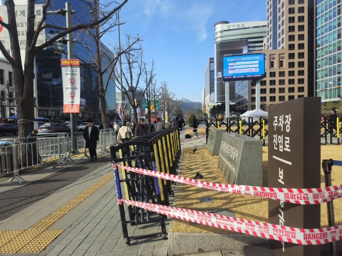 [포토] 서울시, 21일 BTS 광화문 컴백 공연 앞두고 '가림막 설치' 준비