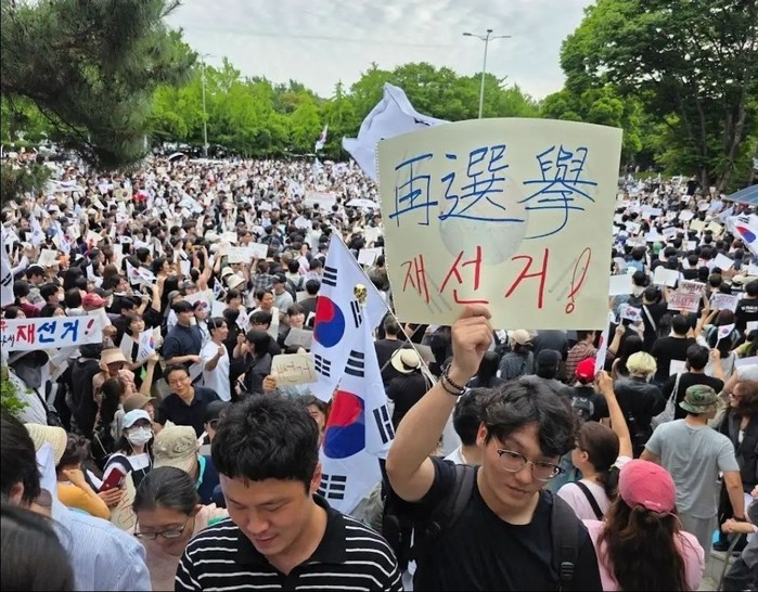 [선거 이슈] 잠실 7 투표소 2030 모여들어 태극기 흔들며 "재선거 재선거"