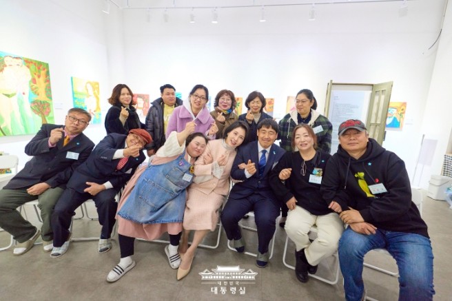 김혜경 여사, 발달장애인 작가 전시회...