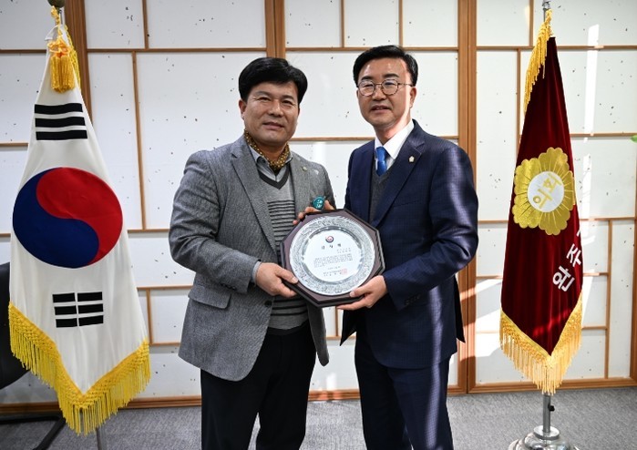 유의식 의장, 주민자치 발전 공로로 ...