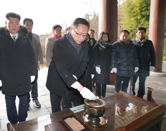아산시의회, 현충사 참배로 병오년 새...