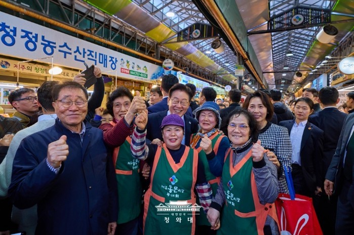 이재명 대통령 부부, 제주 동문시장 ...