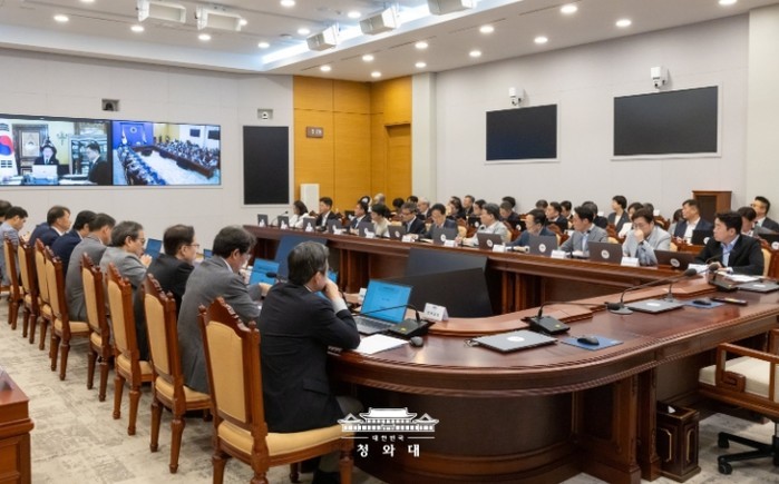 李, 유럽 순방 중 화상으로 靑수석들...