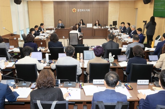 충북도의회 교육위원회 교육감 제출 안...