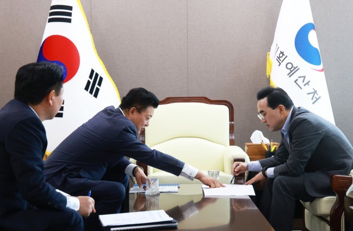 신용한 충북도지사, 미래 먹거리 확보...